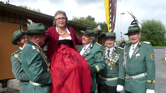 Die neue Königin Tanja Funke wird gebührend gefeiert. Cameron Smout, Ralf Kaiser, Ralf Hüpers, 2. Vorsitzender Dirk Nolting und Vorsitzender Gerd Töpper lassen sie hoch leben. - © Rudi Rudolph