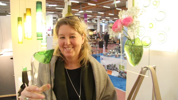 Neues Leben für Altglas: Sybille Homann hat sich dem kunstvollen Recycling alter Flaschen verschrieben. Unter ihren Händen entstehen Karaffen, Hängevasen, Handtuchhaken aus Flaschenhälsen oder auch Lampen, denen man ihren ursprünglichen Zweck nicht mehr ansieht. - © Dieter Asbrock