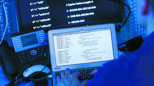 Dunkle Machenschaften: Der Teil des Internets, der f&uuml;r die Suchmaschinen unsichtbar ist, hei&szlig;t Deep Web. Ein kleiner Teil des Deep Web wird von Kriminellen genutzt. Sie verkaufen hier Drogen, verbreiten Kinderpornos und heuern Auftragsm&ouml;rder an. - &copy; DPA