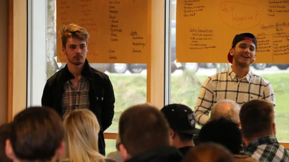 Stellen ihre Arbeit vor: Marco Boer (links) und Ozan Gezen haben sich Gedanken &uuml;ber allt&auml;glichen Rassismus gemacht. - &copy; Yvonne Glandien