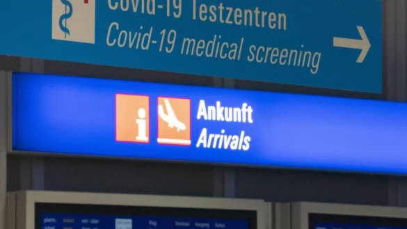 Im Flughafen - &copy; Foto: Frank Rumpenhorst/dpa