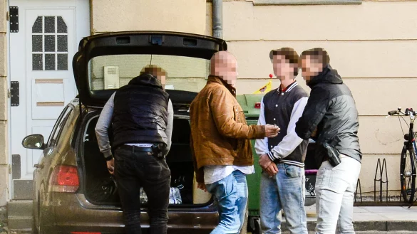 Der 21-jährige Tatverdächtige (2. v. r.) muss sich am 20. März vor Gericht verantworten. - © Archiv: Christian Mathiesen