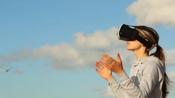 Ein Leben nach dem Tod in VR? In der Serie "Upload" k&ouml;nnen Hinterbliebene mit ihren Liebsten in Kontakt bleiben - wenn diese ihre Pers&ouml;nlichkeit vor dem Tod auf eine Cloud laden lassen. - &copy; Symbolbild: Pexels/Pixabay