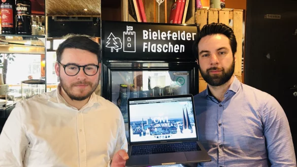 Mike Cacic (l.), Ravensberger Brauerei, und Phillip Marsell von "Limoment" haben sich das System der Genussgutscheine ausgedacht, um in Corona-Zeiten die Gastronomie in OWL zu unterst&uuml;tzen. - &copy; privat