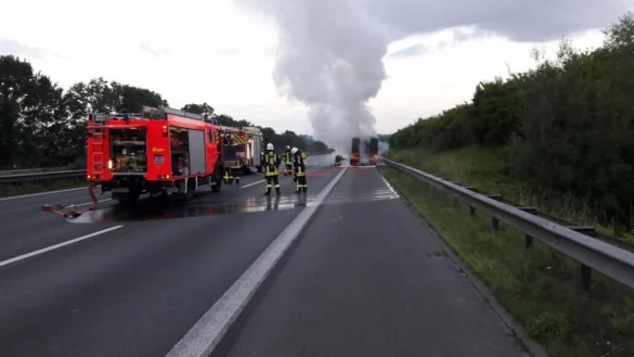 Die Feuerwehr löscht einen Brand eines Anhängers auf der A2 kurz vor der Ausfahrt Herford-Bad Salzfulen. - © Feuerwehr Herford