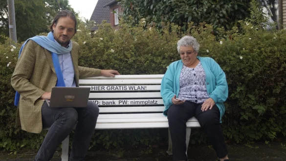 Hotspot mit Sitzm&ouml;glichkeit: Sebastian Wallenstein hat den ersten &ouml;ffentlichen Internet-Hotspot in Silixen freigegeben. Hannelore Burggraf als Freundin der Familie nutzt das mit ihrem Smartphone - &copy; Werner Hoppe