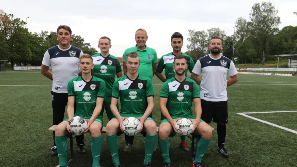 Ein Bild mit den Neuen beim TSV Oerlinghausen: (hinten von links) Trainer Miron Tadic, Nils Engmann, Obmann Gregor Kramer, Okan Yilmaz, Co-Trainer Milko Micanovic sowie (vorne von links) Kay Peikert, Tim Witte und Patrick Traczuk. - &copy; Oliver K&ouml;nig