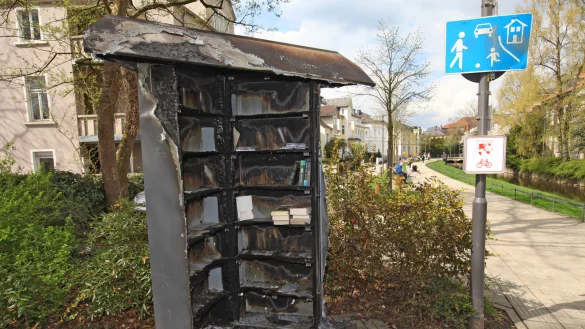 Ausgebrannt: Verbeult und verbogen steht der Bücherschrank am Wallgraben. - © Vera Gerstendorf-Welle
