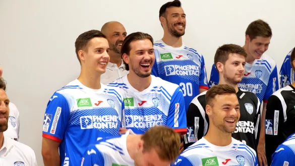 Marcel Timm hat in Lemgo schon viel Spa&szlig;. Auch sein Gummersbacher Spezi Shawn Pauly (links) und Gedeon Guardiola (rechts) freuen sich beim Fotoshooting um die Wette. - &copy; J&ouml;rg Hagemann