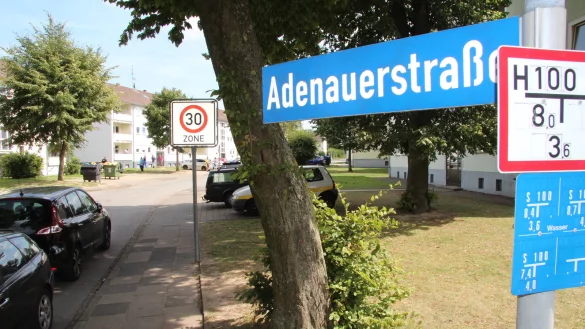 Die H&auml;userblocks der Adenauerstra&szlig;e: Hier wohnen rund 600 Fl&uuml;chtlinge. - &copy; Thorsten Engelhardt