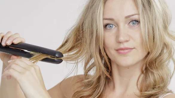 Haar-Styling mit Gl&auml;tteisen - &copy; Foto: Monique W&uuml;stenhagen/dpa-tmn