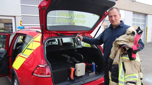 Stefan Jakob, Leiter der Freiwilligen Feuerwehr Barntrup, zeigt den neuen Kommandowagen. - &copy; Nadine Uphoff