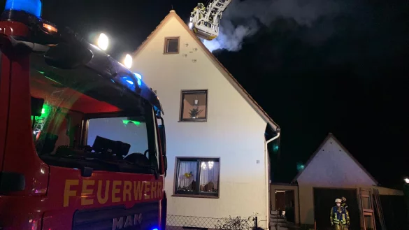 Die Bewohner konnten sich unverletzt ins Freie retten. - &copy; Daniel Hobein / Freiwillige Feuerwehr Bad Salzuflen