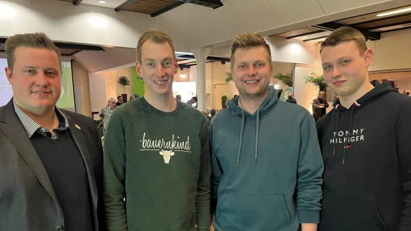 Lennard Meier aus Lemgo (von links), Sebastian Horn aus Lage, Kim Lennert Teuber aus Bad Salzuflen und Louis Bünger Kalletal wurden für ihren Einsatz in der Landwirtschaft und der Öffentlichkeitsarbeit geehrt. - © WLV