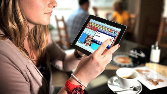 Studentin Vanessa Poppe surft im Bielefelder Caf&eacute; "Kaffeeklatsch" im Netz &ndash; jeder Gast kann sich in dem Laden mit einem Passwort ins Internet einw&auml;hlen. - &copy; FOTO: ANDREAS FR&Uuml;CHT