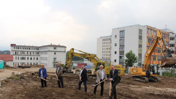 Den symbolischen Spatenstich haben sich (von links) Annegret Roye (Bauaufsicht Stadt Detmold), Uwe Rosemeier (Tiefbauamt Detmold), Dr. Axel Lehmann, Helmut-Volker Schüte und Dr. Johannes Hütte nicht nehmen lassen. Die Gebäude unterhalb auf der linken Seite werden abgerissen. Dann wird auf der gesamten Fläche neu gebaut. - © Astrid Sewing