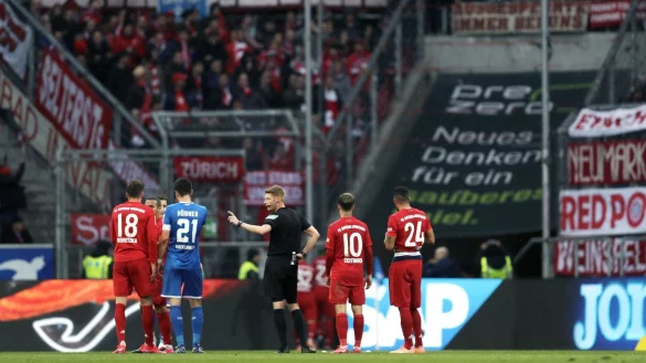 Spielunterbrechung - &copy; Foto: Michael Probst/AP/dpa