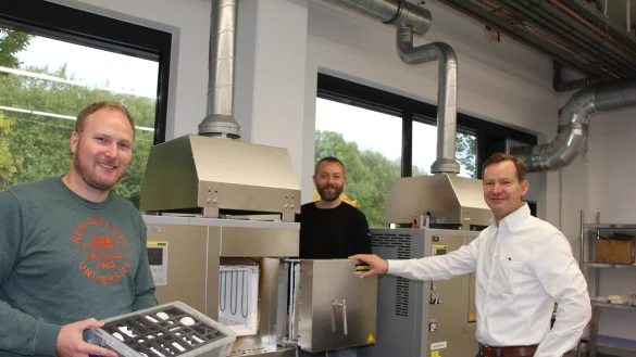 Christian Tofall (von links), Johann Seidel und Volker S&auml;mann geh&ouml;ren zum Expertenteam der Steinbach AG. In solchen &Ouml;fen werden die Spezialteile aus Keramik gebrannt. - &copy; Astrid Sewing(LZ)