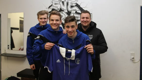 Bereit f&uuml;r das Spiel gegen Schalke 04: (von links) St&uuml;rmer Jan Maschler, Kapit&auml;n Birk Warnecke, Torwart Denis Deli und Trainer Karim Moussa. - &copy; Sebastian Lucas