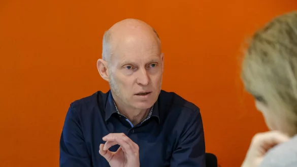 "Keiner will sein Kind ganz unten sehen", sagt Torsten Schätz (60). Er leitet seit 2021 die Martin-Niemöller-Gesamtschule und ist Mitglied im Sprecherrat der Gesamtschulen und Sekundarschulen NRW. - © Andreas Zobe