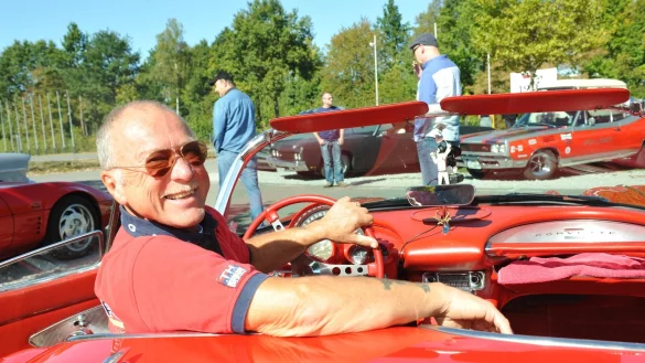 Unzertrennlich: Arno Wahl aus Kalletal ist mit seiner 66er Corvette zum Messezentrum gefahren. - &copy; Nicole Ellerbrake
