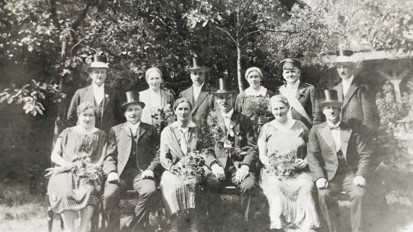 Die Königheims waren in Blomberg angesehene Bürger. Gustav Königheim (ganz rechts, sitzend) war Offizier im Alten Blomberger Schützenbataillon. Die historische Aufnahme aus dem Jahr 1927 zeigt ihn und seine Frau Else (ganz links, sitzend) mit König Wilhelm Herbst, Königin Anna Köhne und dem übrigen Hofstaat. - © Blomberger Stadtarchiv