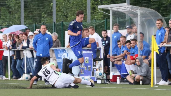 Zweik&auml;mpfe sind Trumpf gewesen: Hier gr&auml;tscht der Oerlinghauser Jan-Justin Johannh&ouml;rster den Ball ins Aus. Der Asemisser Diego Giesbrecht Ketler &uuml;berspringt seinen Gegenspieler, w&auml;hrend TuS-Co-Trainer Jens B&ouml;ttcher (links) die Szene genau beobachtet. - &copy; Oliver K&ouml;nig