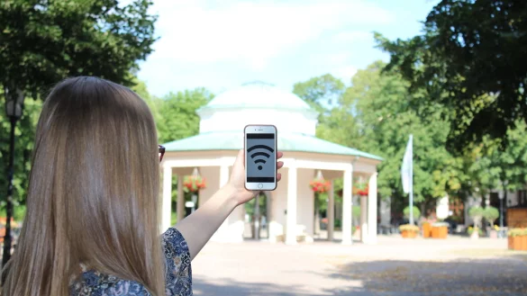 Noch stehen die Orte, an denen die WLAN-Router installiert werden, nicht fest. Nach der Kommunalwahl im September soll die Entscheidung fallen. Frank Kuhlmann vom B&uuml;rgerb&uuml;ndis habe den Kurpark vorgeschlagen, sagt Sachbearbeiter R&uuml;diger Krentz. - &copy; Karolina Schmidt