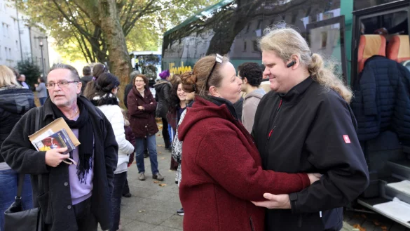 Gleich gehts los: S&auml;ngerin Brigitte Bauma, die in &bdquo;Zar und Zimmermann" die Witwe Browe gibt, verabschiedet sich von ihrem Mann Johannes Harten (B&uuml;hnentechnik), der nicht mit in die Schweiz reist. Links im Bild: Ballettdirektor und Choreograf Richard Lowe. - &copy; Bernhard Preu&szlig;