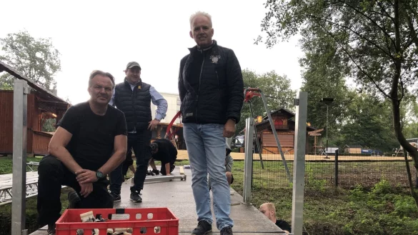 Veranstaltungstechniker Marinus Kienzl (von links), Thomas Weber und Hortus-Vitalis-Betreiber Michael Welslau stehen auf einer der beiden Br&uuml;cken, die &uuml;ber die Salze in den Irrgarten f&uuml;hren.&nbsp; - &copy; Sven Kienscherf
