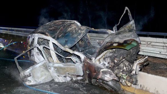 Bei einem schweren Verkehrsunfall auf der A 33 bei Hövelhof kam ein Mensch ums Leben. Zwei weitere Insassen wurden schwer verletzt von Ersthelfern aus dem bereits brennenden Wagen gerettet. - © Ralph Meyer