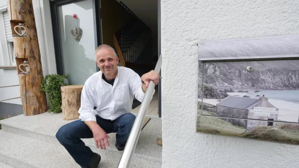 Der Briefkasten an Heinz-Dieter Kr&uuml;gers Haus zeigt eine Irland-Ansicht, das bevorzugte Reiseziel der Kr&uuml;gers. Gemeinsam unter einem Dach leben hier drei &ndash; bald vier &ndash; Generationen.&nbsp; - &copy; Jost Wolf