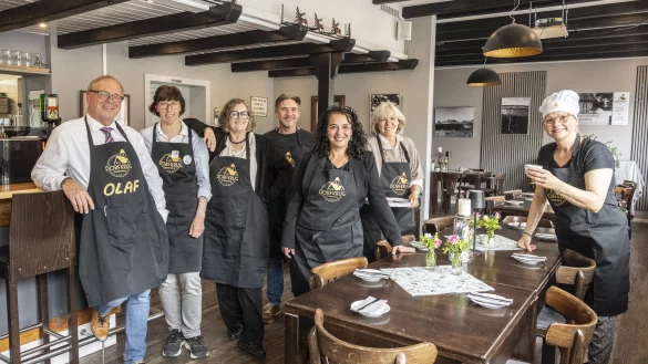 Ehrenamtlich und mit viel Spaß an der Sache halten Vereinsmitglieder wie Olaf Nussbaum, Karin Wolf, Sabine, Matthias Weinberg, Nadja Relin, Ulrike Wagner ud Alexandra Dohmen (v.l.) den Betrieb aufrecht. - © Jörg Dieckmann