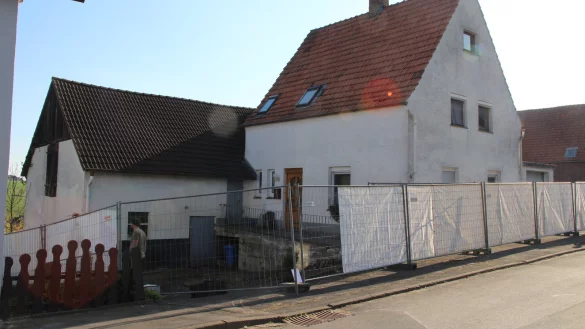 Am Tatort in Höxter Bosseborn wurden gestern Abend Sichtschutzzäune aufgestellt. - © Amina Vieth