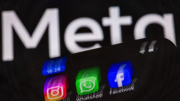 ARCHIV - 16.05.2024, Mecklenburg-Vorpommern, Schwerin: Die Apps Instagram, Facebook und WhatsApp sind auf dem Display eines Smartphones vor dem Logo des Internetkonzerns Meta zu sehen. (zu dpa: «DJV: Meta muss wirksamer gegen Fake-Profile vorgehen») Foto: Jens Büttner/dpa +++ dpa-Bildfunk +++ - © Jens Büttner/dpa