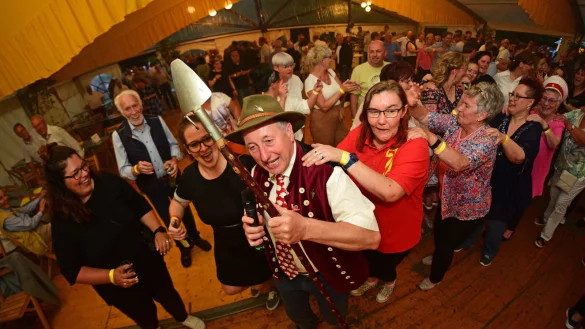 Bei der Polonaise geht es kreuz und quer durch das Festzelt. Wer f&uuml;hrt das Ganze an? Nat&uuml;rlich Sch&auml;fer Heinrich h&ouml;chstpers&ouml;nlich. - &copy; Nicole Ellerbrake