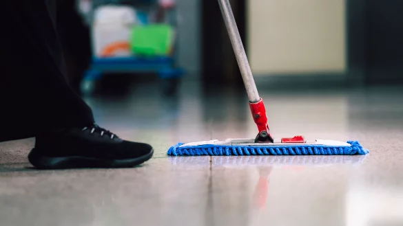 Für die „saubersten Jobs“ im Kreis Lippe gibt es mehr Geld: Eine Gebäudereinigerin verdient ab Januar laut IG Bau Ostwestfalen-Lippe.mindestens 14,25 Euro pro Stunde. - © IG Bau/Tobias Seifert