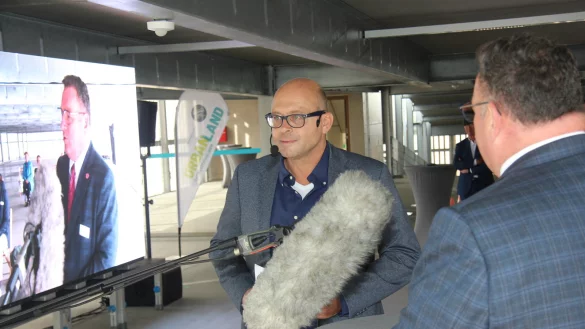 Moderator Stefan Leiwen (Mitte) mit Professor Stefan Witte (Leinwand und rechts). Foto: Martin Hostert - &copy; Martin Hostert