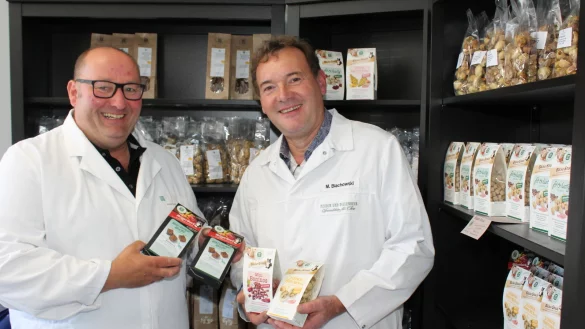 Die beiden Ingenieure f&uuml;r Lebensmitteltechnologie Andr&eacute; Fuschs und Markus Blachowski vereinen Metzger- und B&auml;ckerhandwerk, um exklusive Hunde-Snacks zu produzieren. - &copy; Sandra Castrup (LZ)