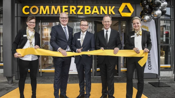 Das gelbe Bank: Vanessa Simon, Frank Br&uuml;ggemann, Ingo Holtkamp, Gustav Holtkemper und Simone Steufen er&ouml;ffenen die Filiale - &copy; Joerg Dieckmann