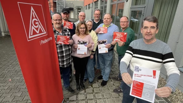 Thomas Beineke (v. l.), Heiner Horenkamp, Andrea Winter, Ulrich Koch, Sabine Kauer, Andreas Steins, Alexander Leifeld, Thomas Aulbur und Konrad Jablonski setzen sich f&uuml;r den Technologiestandort Paderborn/H&ouml;xter ein. - &copy; Mareike K&ouml;stermeyer