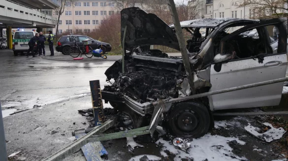 Der silberne Ford ist vor dem Parkhaus komplett ausgebrannt. - &copy; Jost Wolf