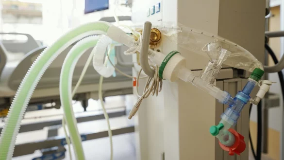 Die Behandlung von COVID-19-Patienten stellt f&uuml;r die Kliniken eine gro&szlig;e Herausforderung dar. Wie man sie verbessern kann, haben einige Kliniken bei einem Online-Kongress vorgestellt. - &copy; Uwe Anspach/dpa