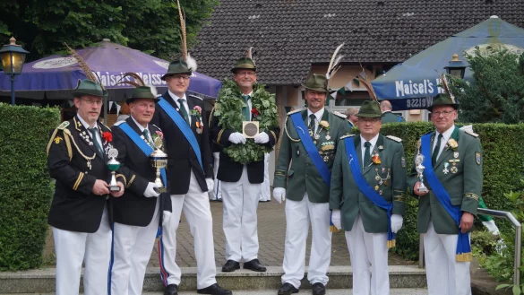 Erfolgreicher Tag: Volker Tacke, Uwe Deppe, Volker Schreiber, der designierte König Bernd Sommerfeld, Detlef Bollhöfer, Thomas Riepe und Fred Meier (von links) haben allen Grund zur Freude. - © Jan Christian Pinsch
