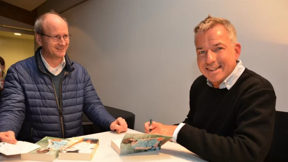 Eckard Hamelmann, Chefarzt der Klinik f&uuml;r Kinder- und Jugendmedizin am Evangelischen Klinikum Bethel, ist einer der Zuh&ouml;rer. Hier l&auml;sst er sich ein Buch von Autor Tom Saller, der auch Facharzt f&uuml;r Psychotherapie ist, signieren. - &copy; Karin Prignitz