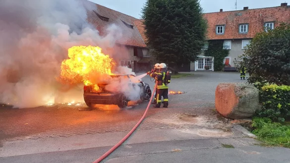 Ein Auto hat am Freitagmorgen in der Selbeckerstra&szlig;e gebrannt. - &copy; J&ouml;rg Mengedoht/Freiwillige Feuerwehr Barntrup