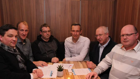 Im Restaurant &bdquo;Palmas" in Lipperreihe bereiten sie die Gr&uuml;ndung der &bdquo;Initiative Oerlinghausen" vor: Dennis Thon (v. l.), Marcus Krause, Thomas Hasselberg, Daniel Bartke, J&uuml;rgen Hubrich und Michael Grimmig.&nbsp; - &copy; Knut Dinter