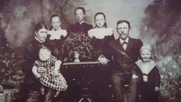 Historische Aufnahme: Das Foto aus dem Jahr 1900 zeigt Karoline Sophie D. mit ihren drei Töchtern Auguste, Lina und Sophie aus erster Ehe, sowie Friedrich August T. mit den beiden gemeinsamen Kindern Heinrich (links) und Martin. - © privat