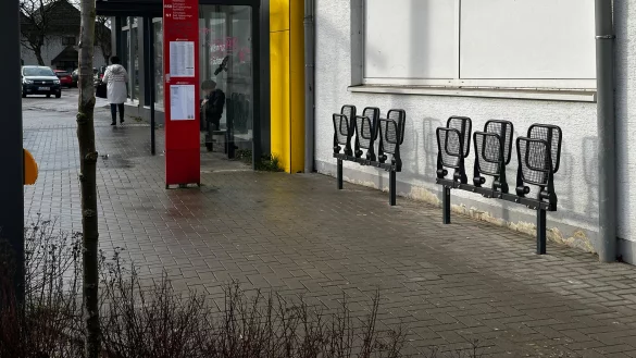 An der Haltestelle Ortsmitte sind in Fahrtrichtung Paderborn sechs Sitzmöglichkeiten installiert worden. - © Gemeinde Schlangen
