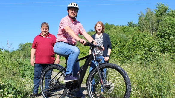 Fahrradh&auml;ndler Tobias Hempelmann, Radverkehrsbeauftragter J&uuml;rgen Deppemeier sowie Barbara Lucas vom LZ-Marketing (von links) pr&auml;sentieren das neue Lippe-Rad in Lage. - &copy; Sandra Castrup